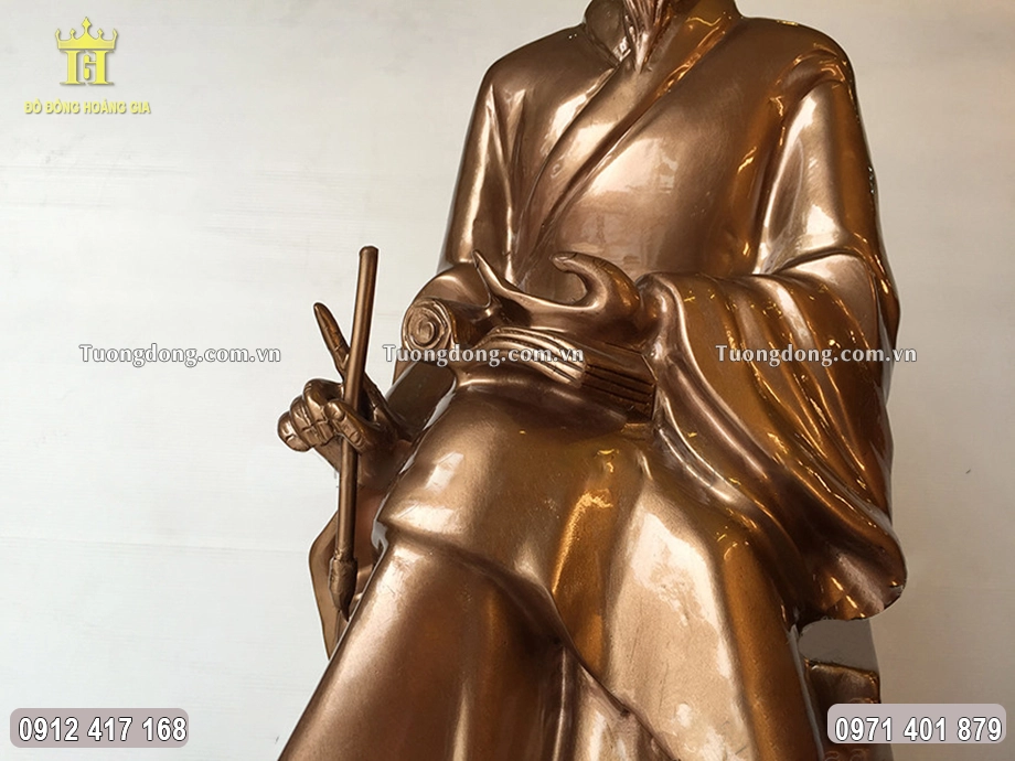 Trạng Trình được đúc theo dáng ngồi trên phiến đá